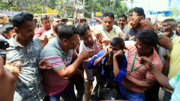বগুড়ায় আদালত চত্বরে লাঞ্চিত হিরো আলম