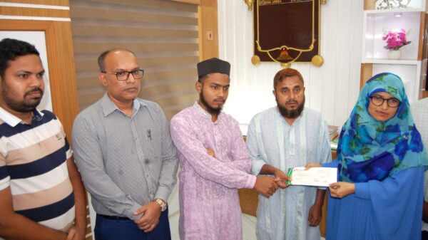 বগুড়ায় নিহত রাতুলের পরিবারকে জেলা প্রশাসকের অনুদান প্রদান