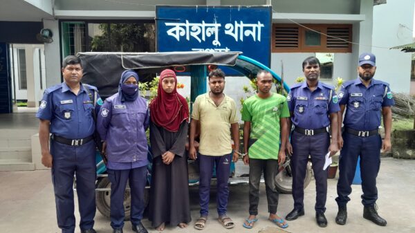 কাহালুতে ইজিবাইক ছিনতাইকারী চক্রের তিন সদস্য গ্রেফতার