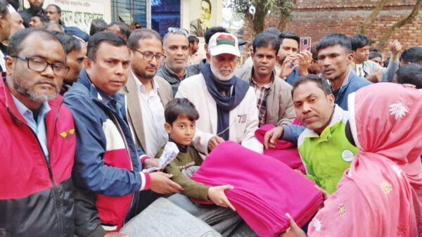 বাগবাড়ীতে ১০০০ পরিবারকে শীতবস্ত্র বিতরণ করলেন সাবেক এমপি লালু
