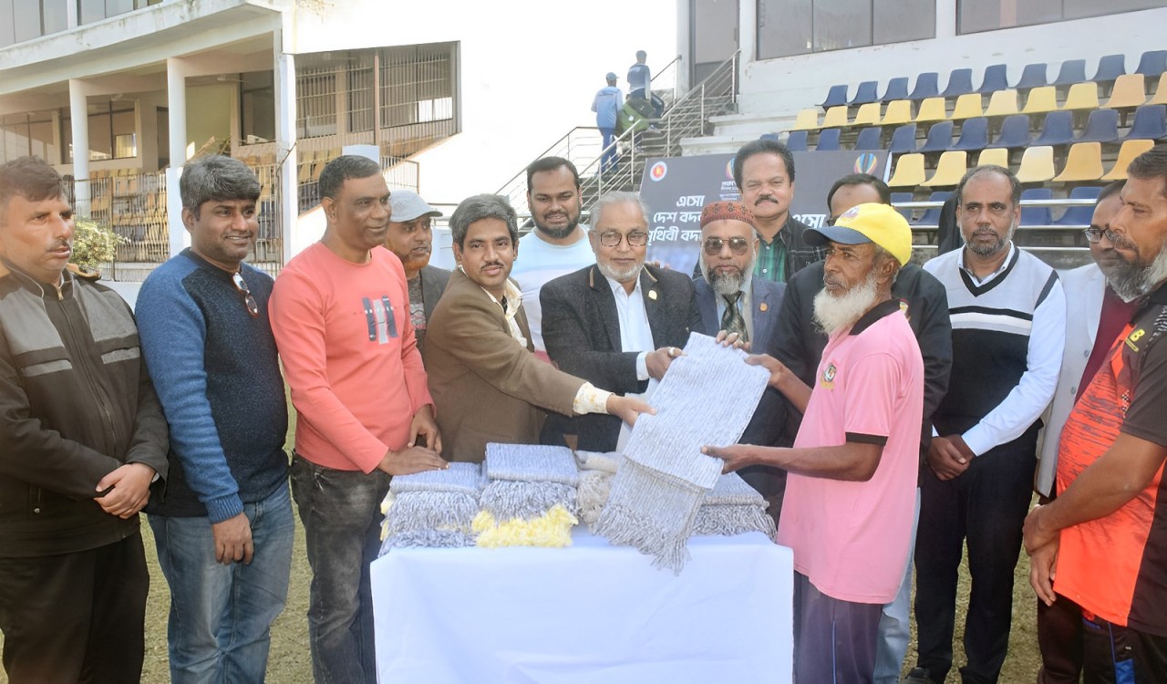 বগুড়ায় গ্রাউন্ডস্ম্যানদের শীতবস্ত্র দিলো স্পোর্টস রিপোর্টার্স এসোসিয়েশন