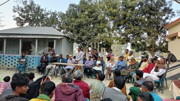 রায়গঞ্জে বালু বিক্রিতে বাধা দেয়ার প্রতিবাদে সমাবেশ