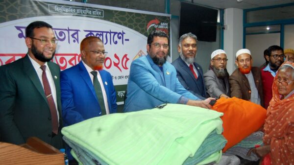 বগুড়ায় ইসলামী ব্যাংকের শীতবস্ত্র বিতরণ
