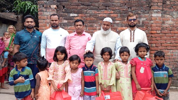 বগুড়ায় পথের দিশার উদ্যোগে বস্তির শিশুদের মাঝে ঈদের নতুন পোষাক বিতরণ