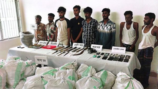 বগুড়ায় সেনা অভিযানে মাদক ও অস্ত্রসহ ৯ জন আটক