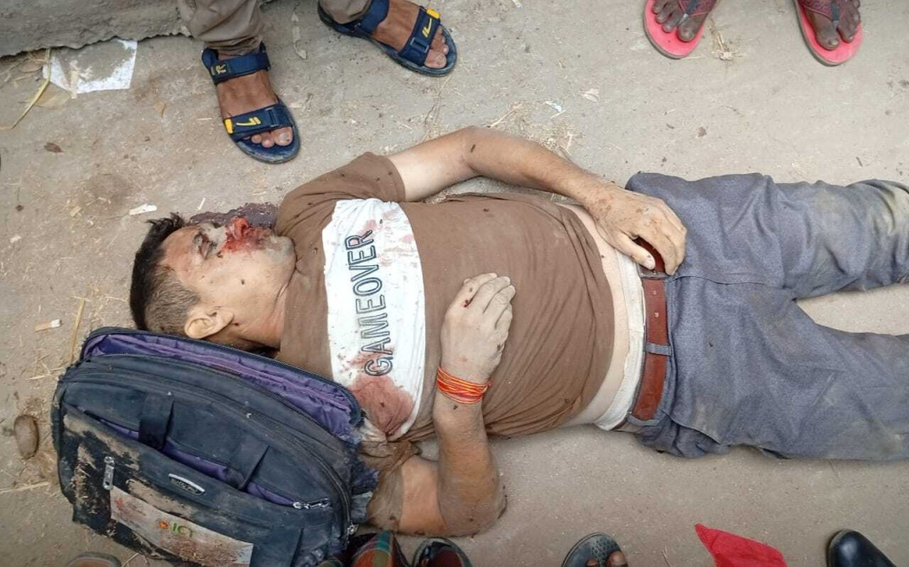 রায়গঞ্জে সড়ক দুর্ঘটনায় মোটরসাইকেল আরোহী নিহত, অল্পের জন্য বেঁচে গেলেন স্ত্রী-পুত্র