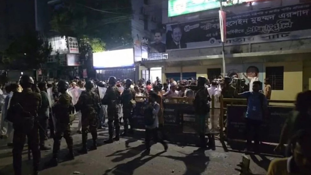 জাতীয় পার্টি-গণঅধিকার পরিষদ সংঘর্ষ, নিয়ন্ত্রণে পুলিশ-সেনা