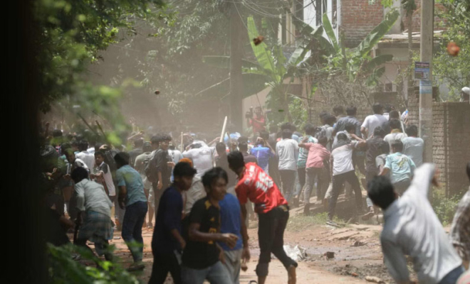 চবিতে দফায় দফায় সংঘর্ষ,প্রো-ভিসিসহ আহত ২০ শিক্ষার্থী