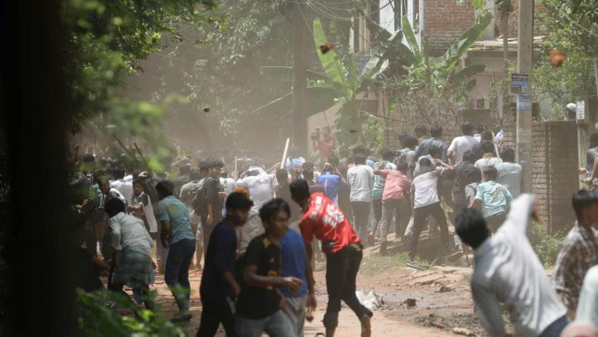 চবিতে দফায় দফায় সংঘর্ষ,প্রো-ভিসিসহ আহত ২০ শিক্ষার্থী