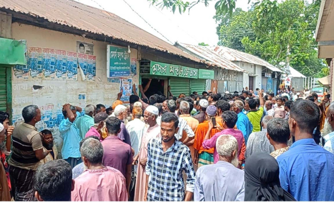 রৌমারীতে সারের তীব্র সংকট,ডিলার ও কৃষি কর্মকর্তা অবরুদ্ধ