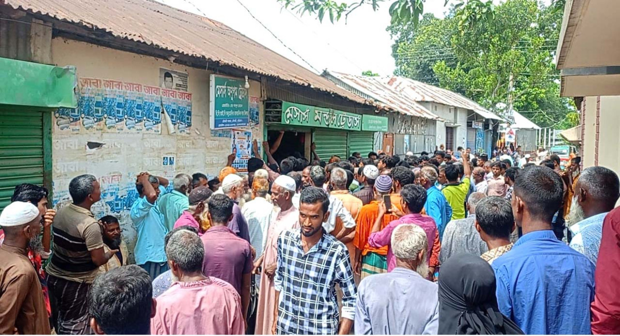 রৌমারীতে সারের তীব্র সংকট,ডিলার ও কৃষি কর্মকর্তা অবরুদ্ধ