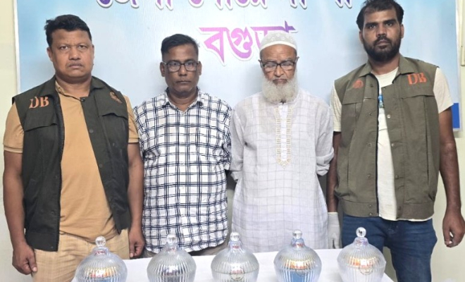 বগুড়ায় ৪২ কোটি টাকার সাপের বিষসহ দুই চোরাচালানকারী আটক