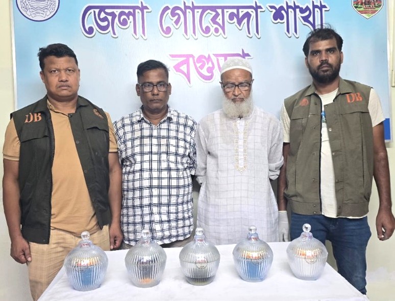বগুড়ায় ৪২ কোটি টাকার সাপের বিষসহ দুই চোরাচালানকারী আটক