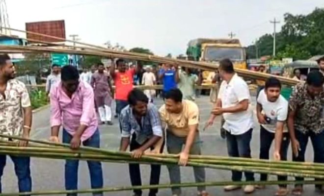 ব্রাহ্মণবাড়িয়ায় আসন সীমানা পরিবর্তনের প্রতিবাদে মহাসড়ক অবরোধ
