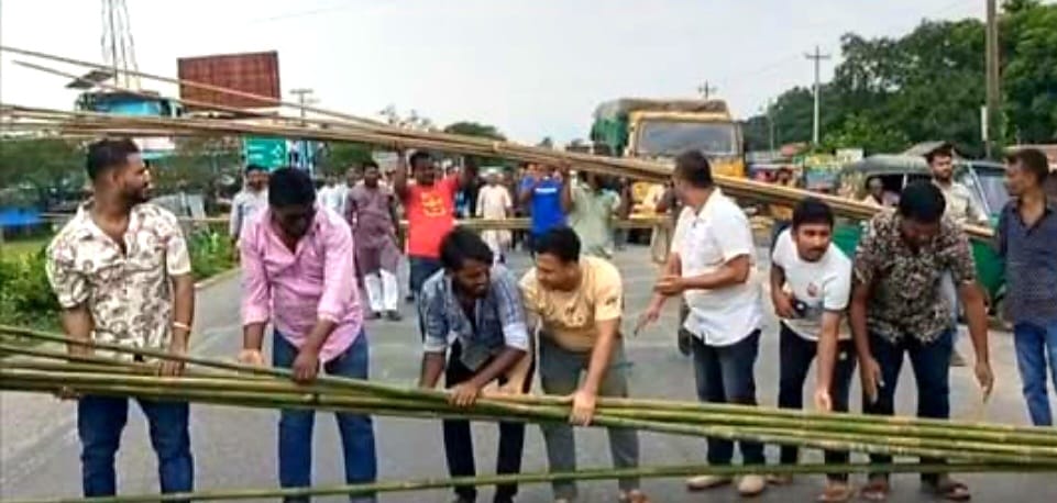 ব্রাহ্মণবাড়িয়ায় আসন সীমানা পরিবর্তনের প্রতিবাদে মহাসড়ক অবরোধ