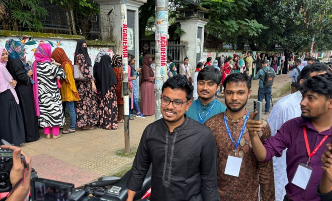 উৎসবমুখর পরিবেশে চলছে ডাকসু নির্বাচন