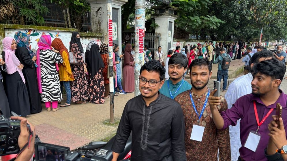 উৎসবমুখর পরিবেশে চলছে ডাকসু নির্বাচন