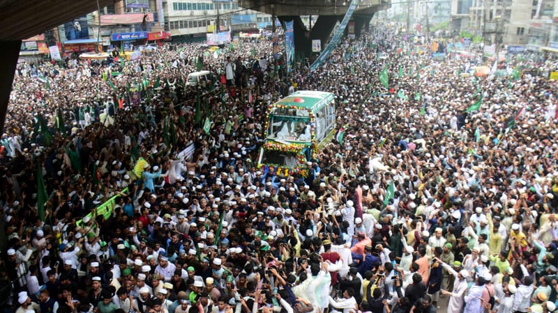 ঈদে মিলাদুন্নবী (সা.) উপলক্ষে আয়োজিত জশনে জুলুসে পদদলিত হয়ে চট্টগ্রামে দুইজনের মৃত্যু হয়েছে। আহত হয়েছেন আরও অন্তত ১০ জন। তাদের মধ্যে একজনের অবস্থা আশঙ্কাজনক। তাকে নিবিড় পরিচর্যাকেন্দ্রে রাখা হয়েছে। আজ শনিবার দুপুর ১২টার দিকে নগরীর মুরাদপুর এলাকায় এ ঘটনা ঘটে।মারা যাওয়া দু’জন হলেন- চট্টগ্রামের পটিয়া উপজেলার বাসিন্দা আইয়ুব আলী (৬০) ও নগরীর কালামিয়া বাজার এলাকার সাইফুল ইসলাম (১৪)। চট্টগ্রাম মেডিকেল কলেজ হাসপাতালে নেওয়ার পর তাদের মৃত ঘোষণা করেন চিকিৎসক।
চট্টগ্রাম মেডিকেল কলেজ পুলিশ ফাঁড়ির সহকারী ইনচার্জ সোহেল রানা সমকালকে বলেন, ‘আহত ব্যক্তিদের মধ্যে একজনকে নিবিড় পরিচর্যাকেন্দ্রে রাখা হয়েছে। আহত অবস্থায় ১০ জনকে হাসপাতালে আনা হয়। এর মধ্যে দুজনের মৃত্যু হয়েছে।’
আঞ্জুমানে রহমানিয়া ট্রাস্টের মেডিকেল টিমের সদস্যরা হতাহত ব্যক্তিদের হাসপাতালে নিয়ে যান। তাদের একজন সাদেকুল ইসলাম বলেন, ‘মানুষের ভিড়ের মধ্যে গরমে অসুস্থ হয়ে বেশ কয়েকজন নিচে পড়ে যান। এ সময় পদদলিত হয়েছেন অনেকে। আহত অবস্থায় অন্তত ১০ জনকে চিকিৎসার জন্য হাসপাতালে নিয়ে আসি আমরা।’