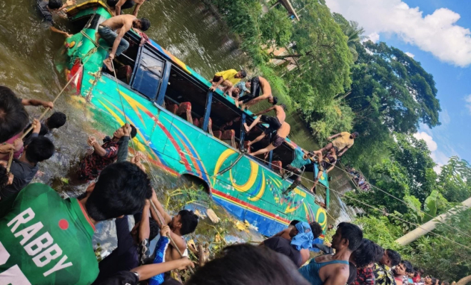 লক্ষ্মীপুরে বাস খালে পড়ে নিহত ৫