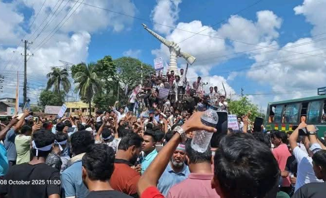 নোয়াখালীকে স্বতন্ত্র বিভাগ দাবিতে বেগমগঞ্জ সড়ক অবরোধ