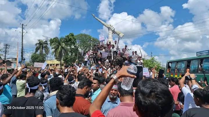 নোয়াখালীকে স্বতন্ত্র বিভাগ দাবিতে বেগমগঞ্জ সড়ক অবরোধ