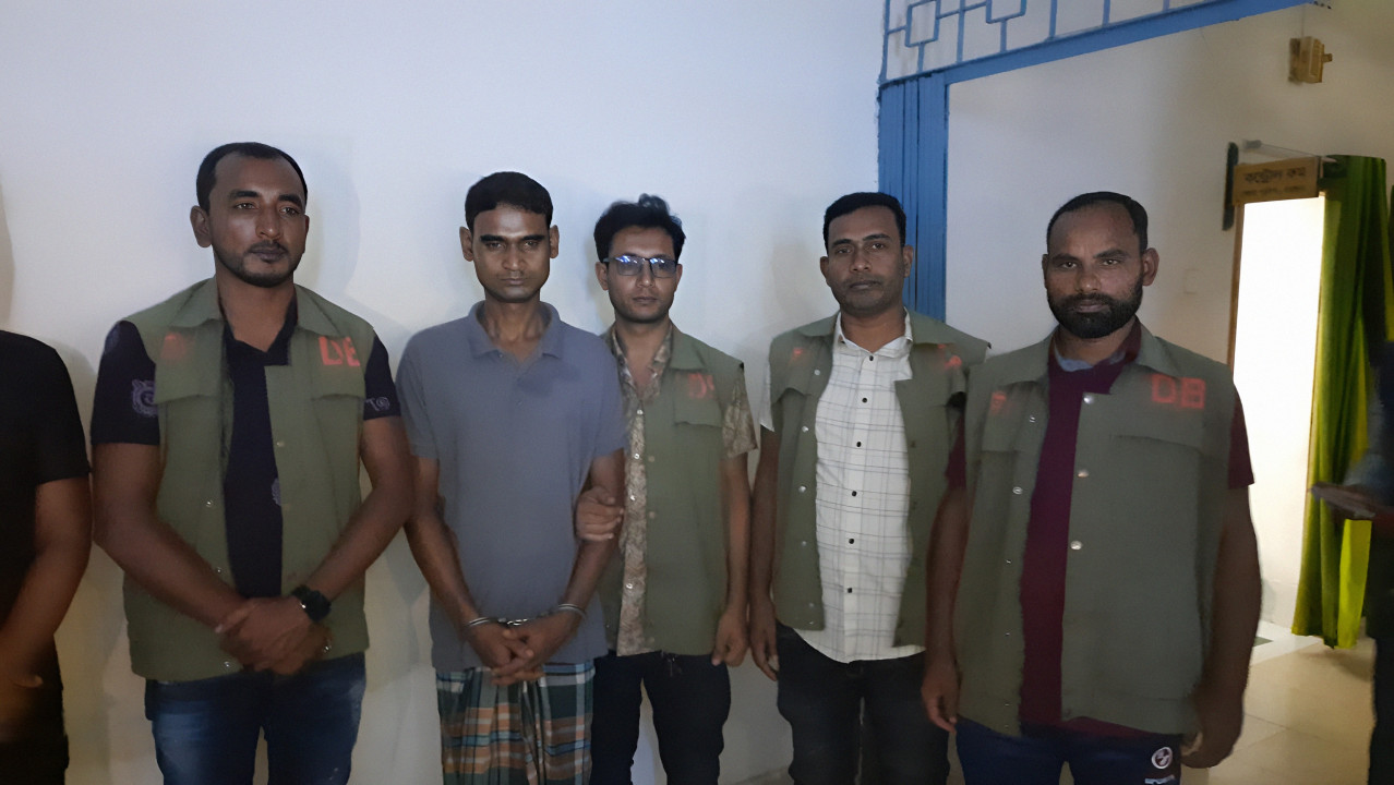 মাদক বিরোধী অভিযানে ১১৫০ পিছ ইয়াবাসহ এক ব্যক্তিকে গ্রেফতার করেছে জেলা ডিবি পুলিশ