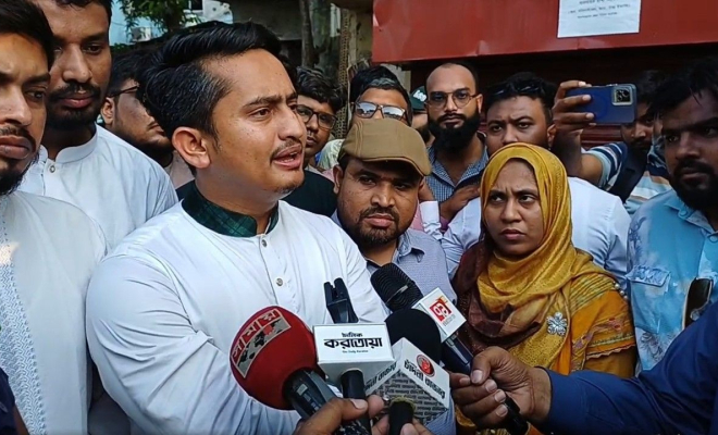 বগুড়ায় সারজিস আলমের গাড়ি বহরে ককটেল নিক্ষেপ