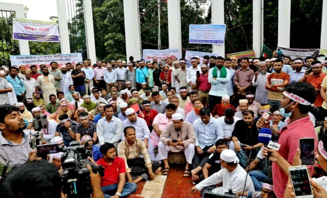 থালা-বাটি হাতে ‘ভুখা মিছিল’ করতে শহীদ মিনারে শিক্ষকরা