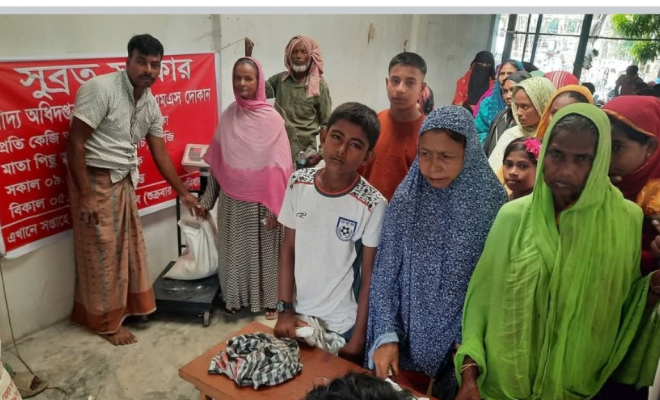 নাসিরনগরে খোলাবাজারের সরকারি (ওএমএস) আটা নিতে কেন্দ্রে ভিড়