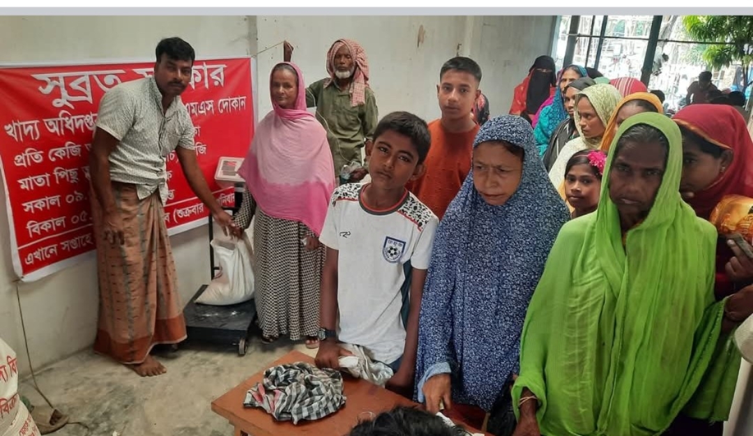 নাসিরনগরে খোলাবাজারের সরকারি (ওএমএস) আটা নিতে কেন্দ্রে ভিড়