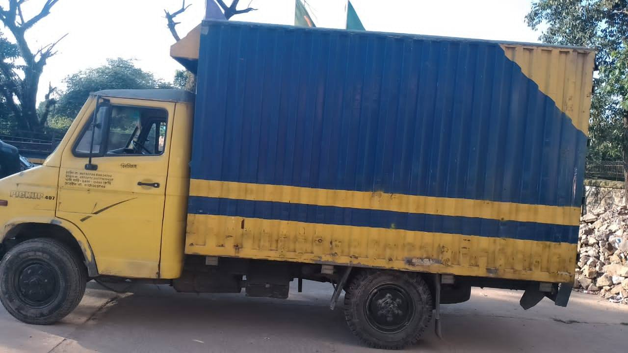 সিলেটে ৭১ লাখ টাকার ভারতীয় শাড়িসহ কাভার্ড ভ্যান জব্দ