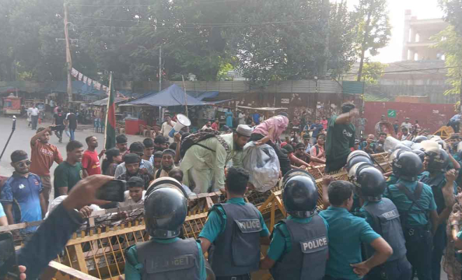 শাহবাগে প্রতিবন্ধী গ্র্যাজুয়েটদের আটকে দিল পুলিশ