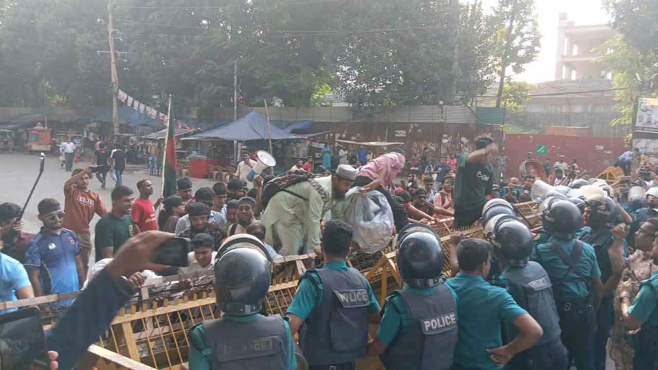 শাহবাগে প্রতিবন্ধী গ্র্যাজুয়েটদের আটকে দিল পুলিশ