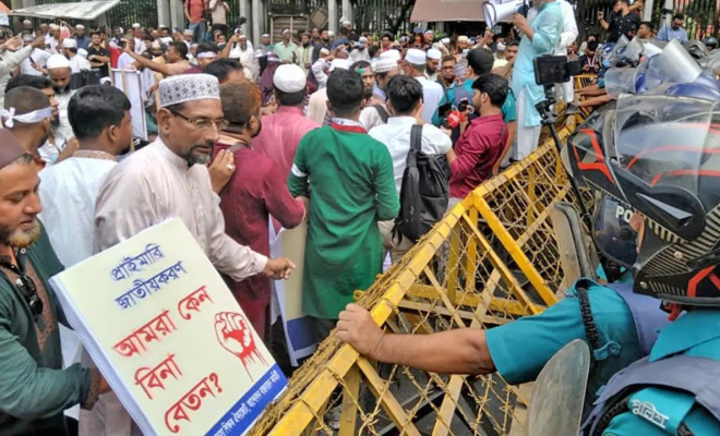 শিক্ষা উপদেষ্টার পদত্যাগ দাবিতে ইবতেদায়ি শিক্ষকদের বিক্ষোভ