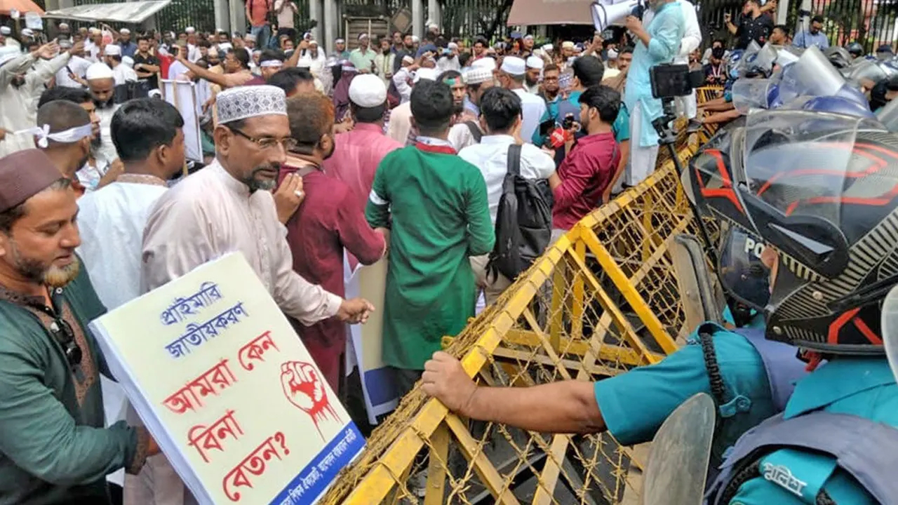 শিক্ষা উপদেষ্টার পদত্যাগ দাবিতে ইবতেদায়ি শিক্ষকদের বিক্ষোভ