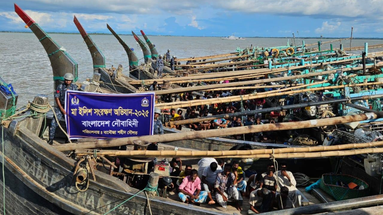 মা ইলিশ রক্ষায় নৌবাহিনীর অভিযানে প্রায় ২০ কোটি টাকার মালামাল জব্দ