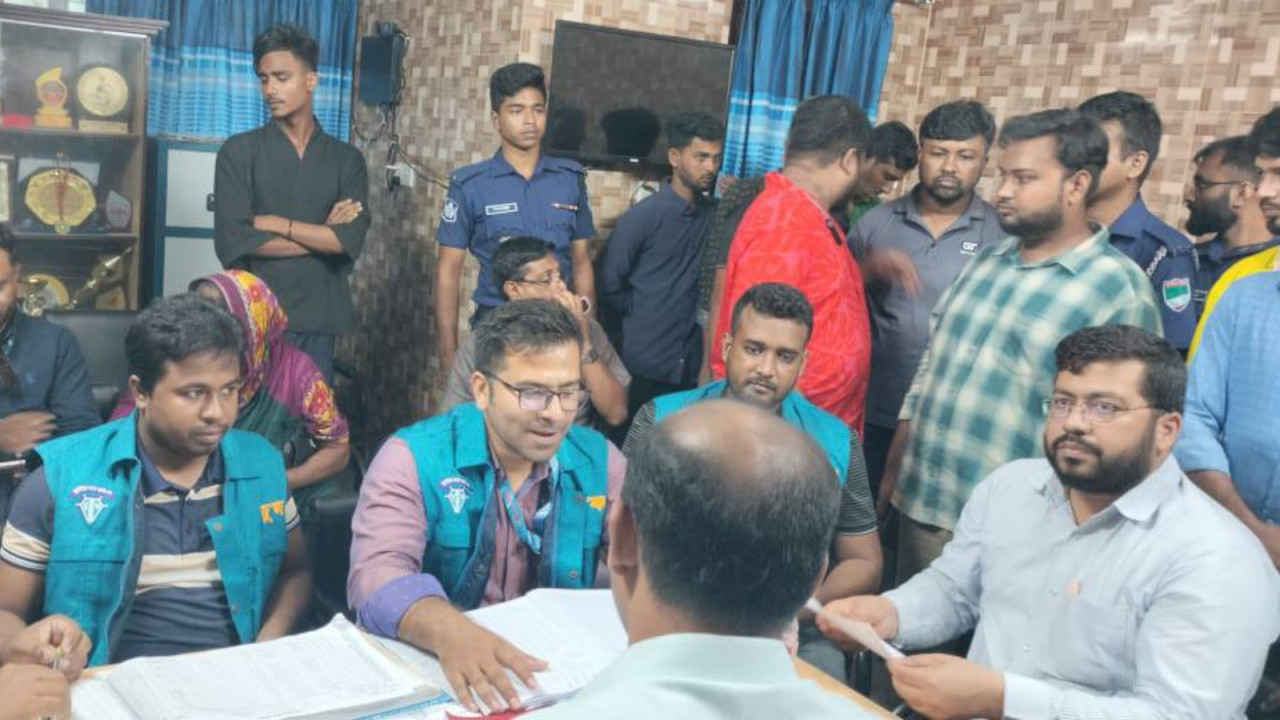 শ্যামনগরে সরকারি স্বাস্থ্যসেবায় অনিয়ম, দুদকের অভিযানে ৭ দালাল আটক