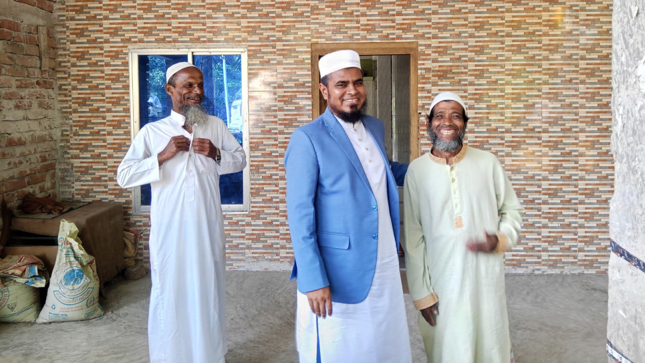 মসজিদে গিয়ে মুসল্লিদের মন জয় করলেন জেলা প্রশাসক গোপালগঞ্জ