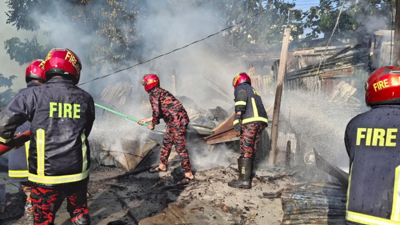 গ্যাস সিলিন্ডার লিকেজে চাঁদপুরে ভয়াবহ আগুন, ৭ দোকান পুড়ে ছাই