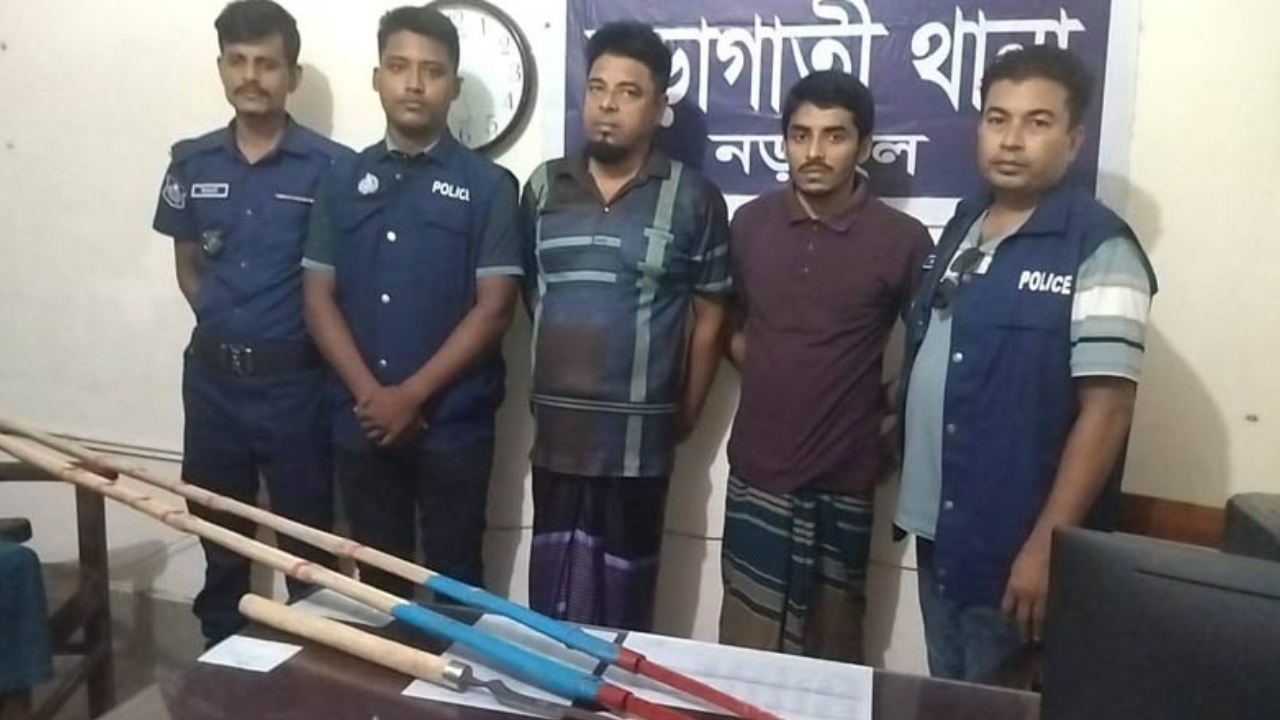 নড়াগাতিতে পিতা-পুত্রকে কুপিয়ে জখম,দেশীয় অস্ত্রসহ গ্রেফতার- ২