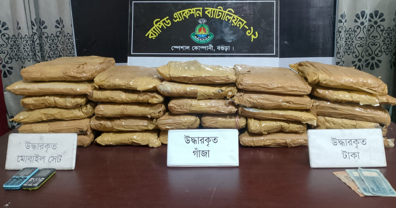 বগুড়ায় র‌্যাবের পৃথক অভিযানে গাঁজা ও দেশীয় মদসহ ৫ জন গ্রেফতার