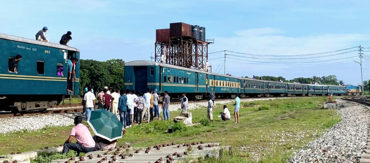 আখাউড়ায় তিতাস কমিউটার ট্রেনের দুটি বগি লাইনচ্যুত