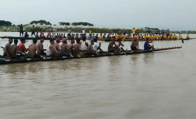 লোহাগড়ায় ঐতিহ্যবাহী নৌকা বাইচে দর্শকদের উপচে পড়া ভীড়