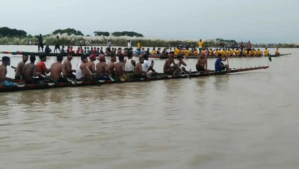 লোহাগড়ায় ঐতিহ্যবাহী নৌকা বাইচে দর্শকদের উপচে পড়া ভীড়