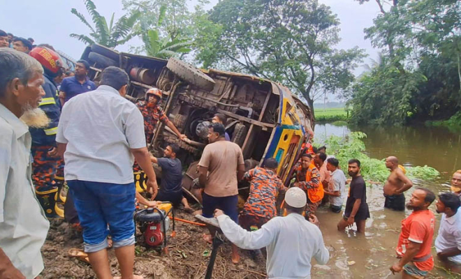 নড়াইলে বাস ও ট্রাক মুখোমুখি সংঘর্ষে যাত্রীবাহী বাস খাদে, আহত ১২