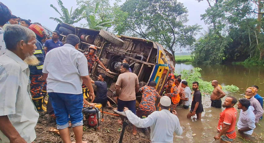 নড়াইলে বাস ও ট্রাক মুখোমুখি সংঘর্ষে যাত্রীবাহী বাস খাদে, আহত ১২
