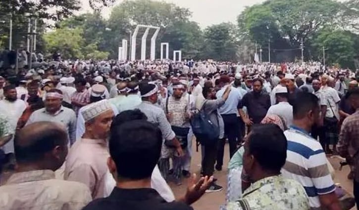 ‘মার্চ টু যমুনা’র জন্য শহীদ মিনারে জড়ো হচ্ছেন শিক্ষকরা
